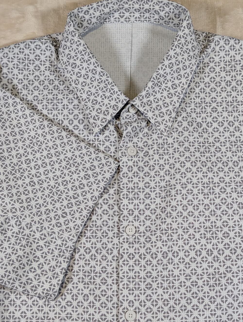 Lululemon Mens Short Sleeve Button Down Large Shirt Airing Easy Geometric Gray